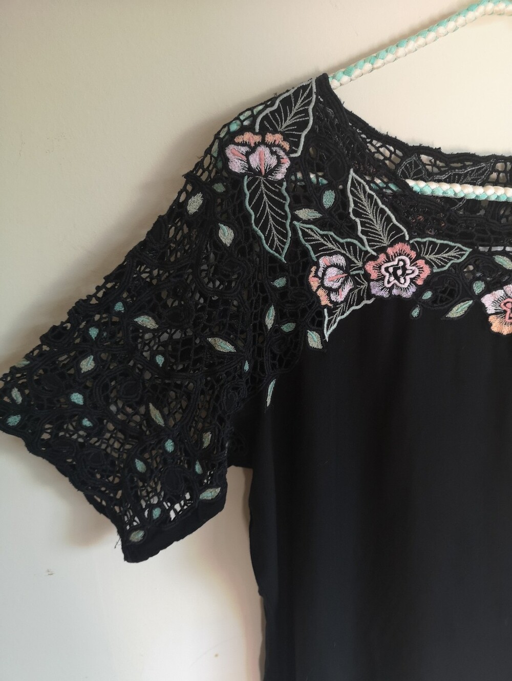 80s Embroidered Cutwork Top - Picture 4 of 9
